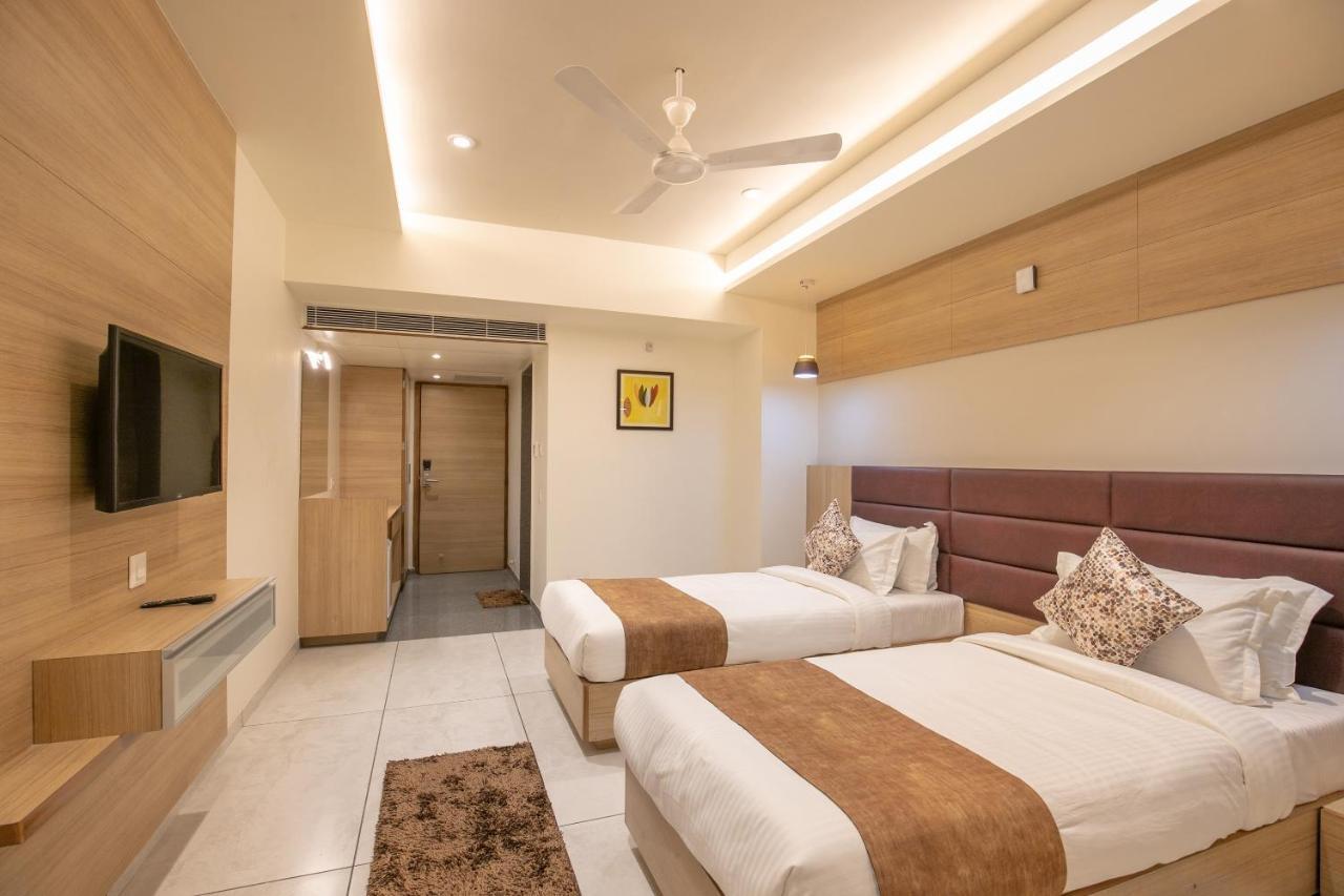 Hotel Silvera Grand 아흐메다바드 외부 사진