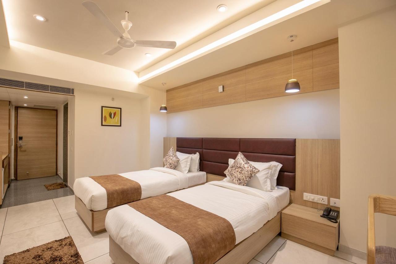 Hotel Silvera Grand 아흐메다바드 외부 사진