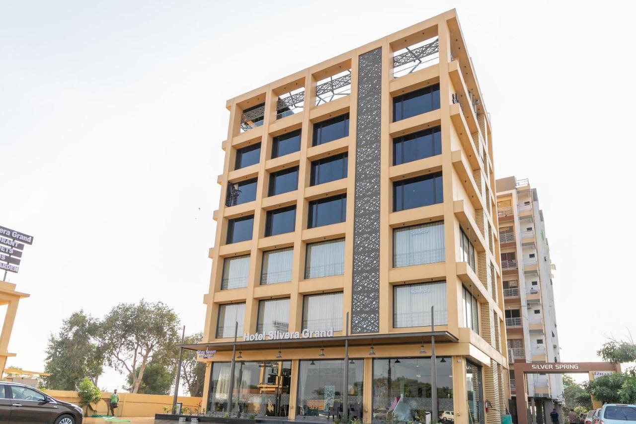 Hotel Silvera Grand 아흐메다바드 외부 사진