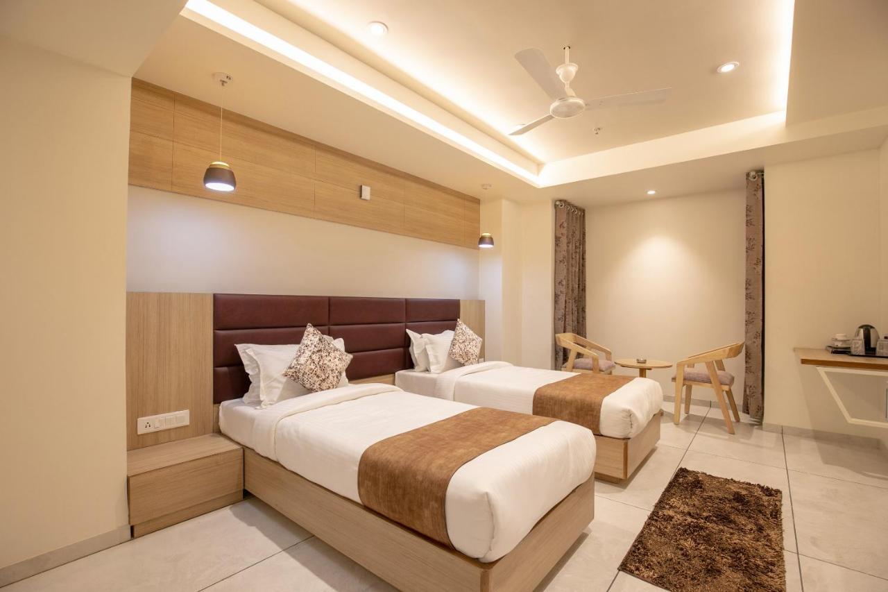 Hotel Silvera Grand 아흐메다바드 외부 사진