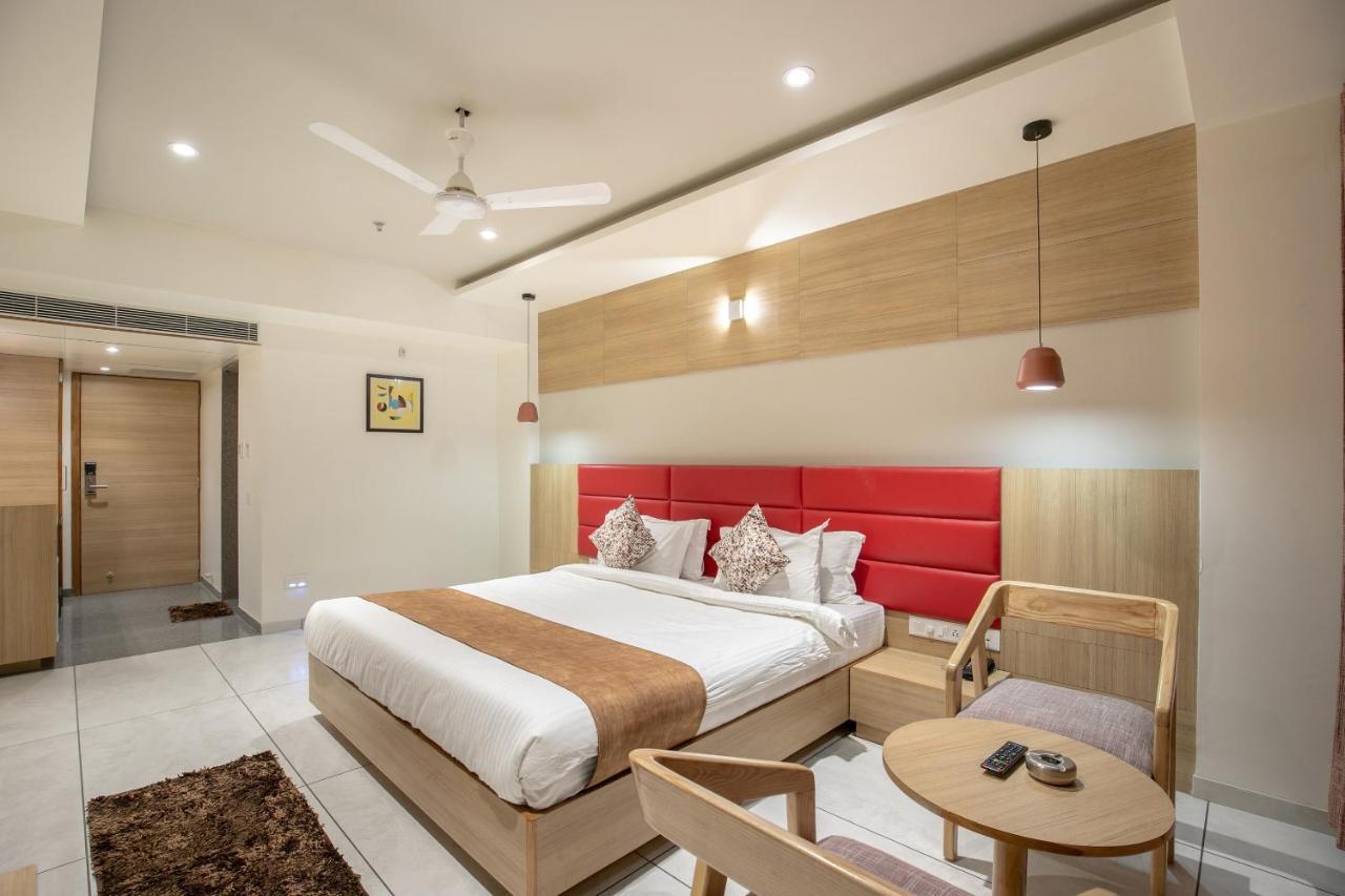 Hotel Silvera Grand 아흐메다바드 외부 사진