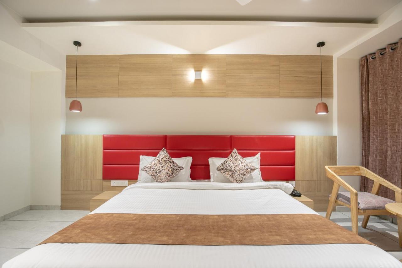 Hotel Silvera Grand 아흐메다바드 외부 사진