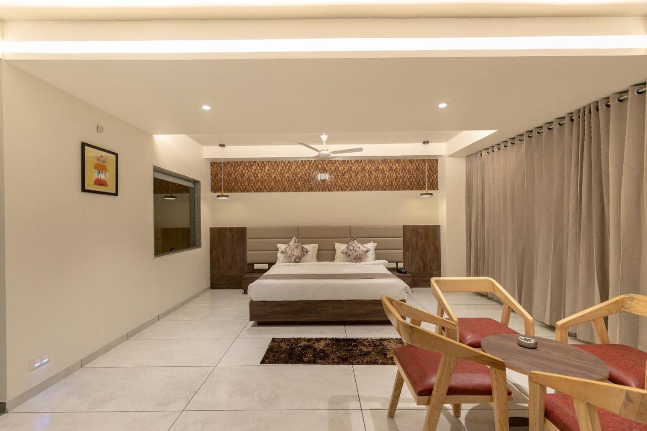 Hotel Silvera Grand 아흐메다바드 외부 사진