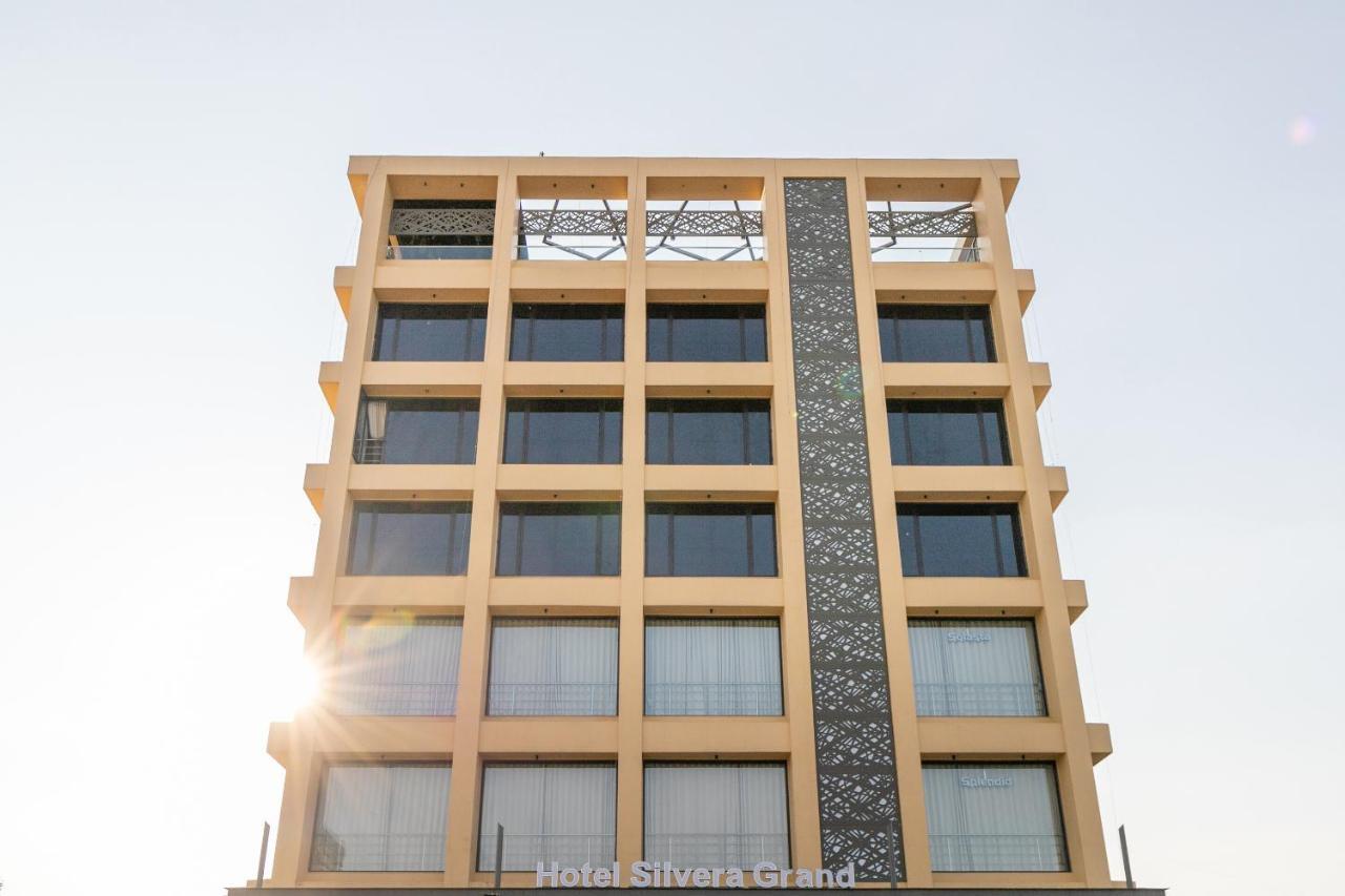 Hotel Silvera Grand 아흐메다바드 외부 사진