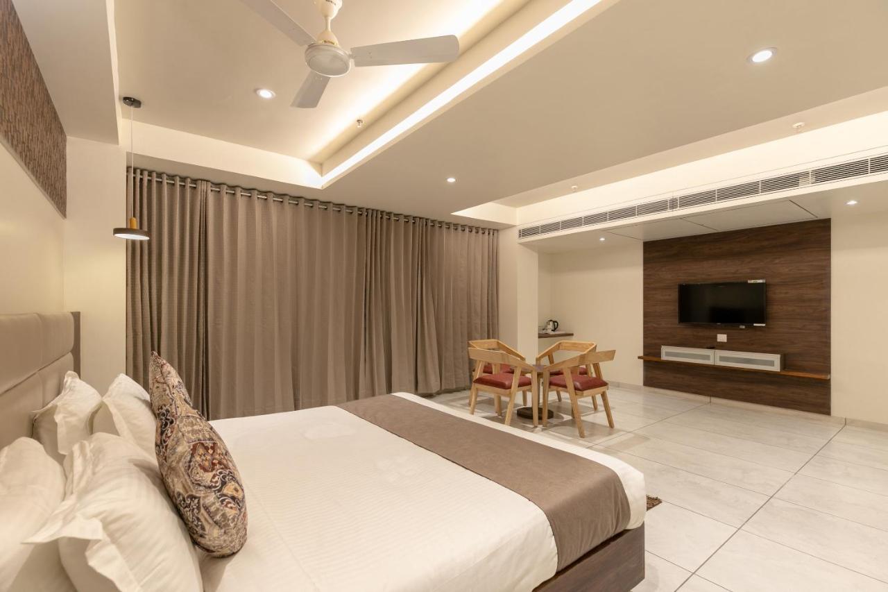 Hotel Silvera Grand 아흐메다바드 외부 사진