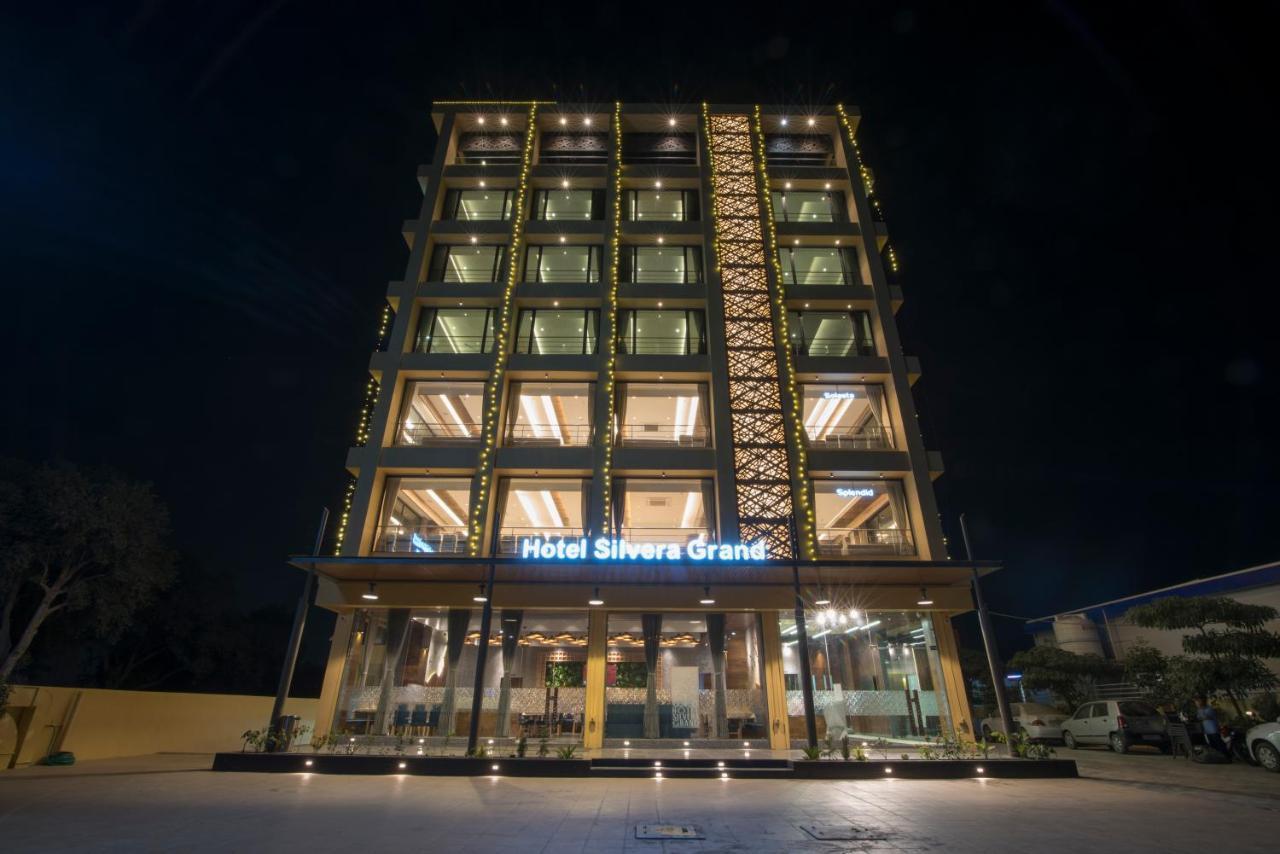 Hotel Silvera Grand 아흐메다바드 외부 사진