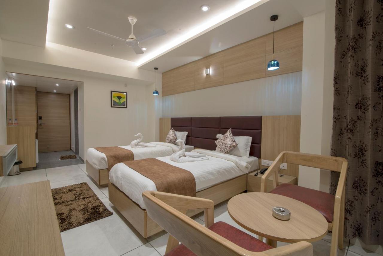 Hotel Silvera Grand 아흐메다바드 외부 사진