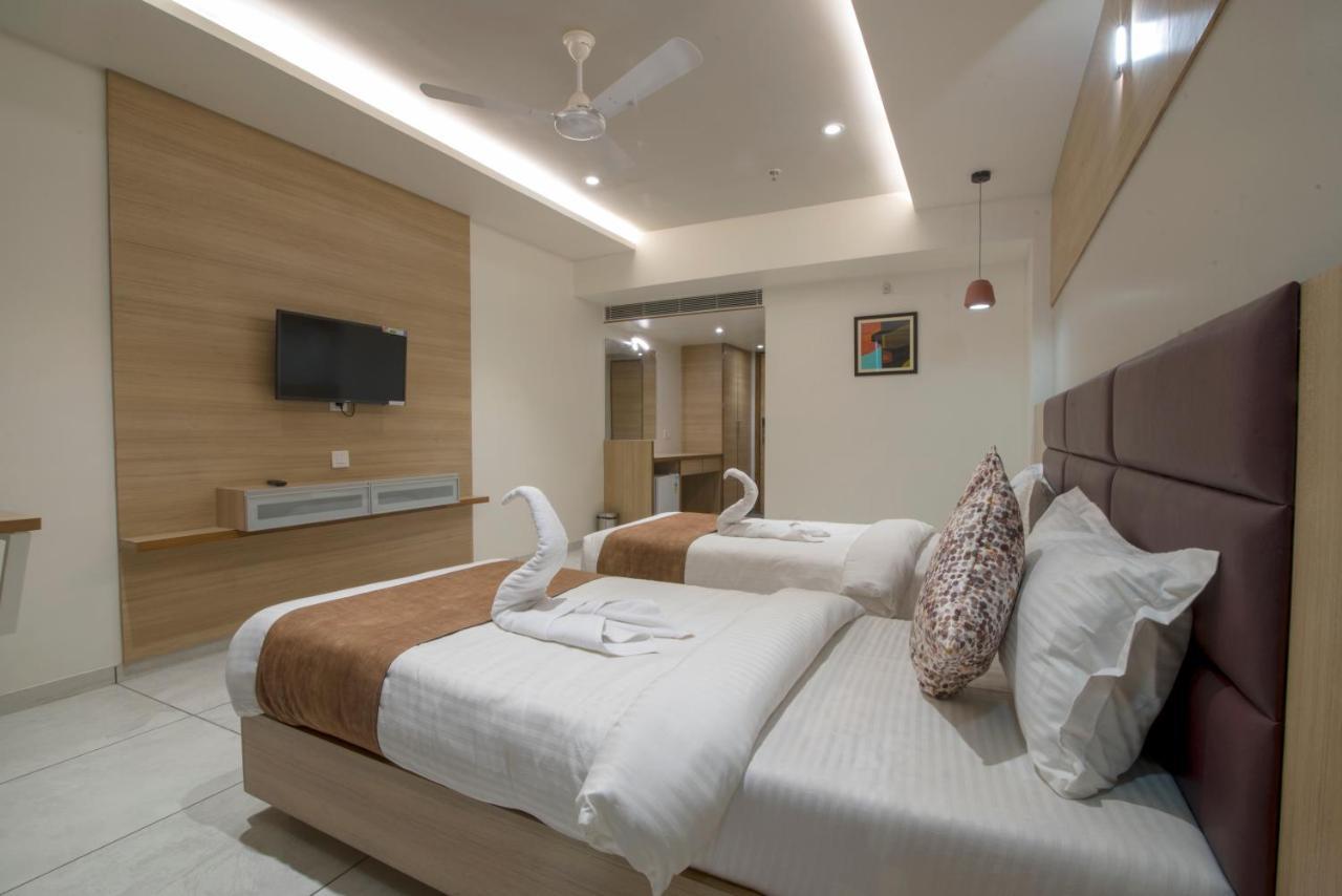 Hotel Silvera Grand 아흐메다바드 외부 사진
