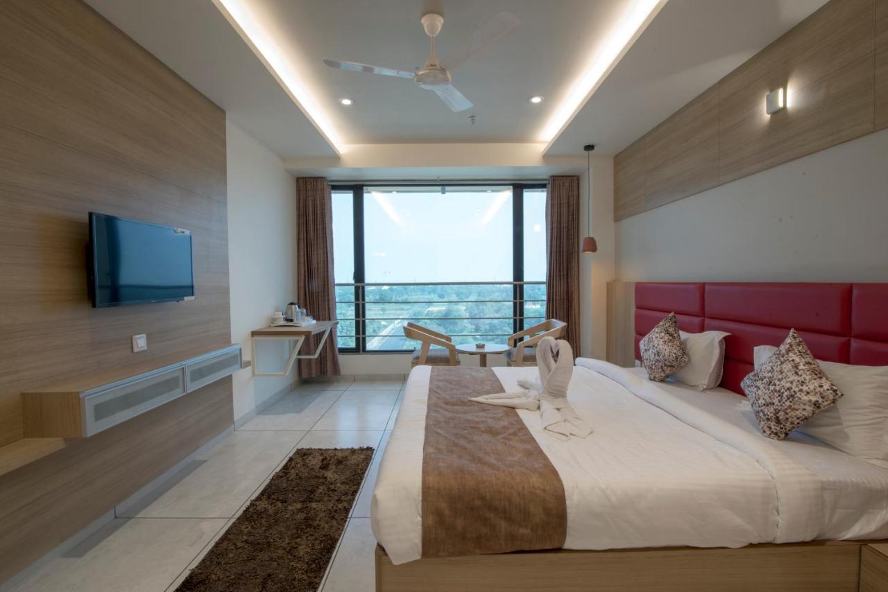 Hotel Silvera Grand 아흐메다바드 외부 사진
