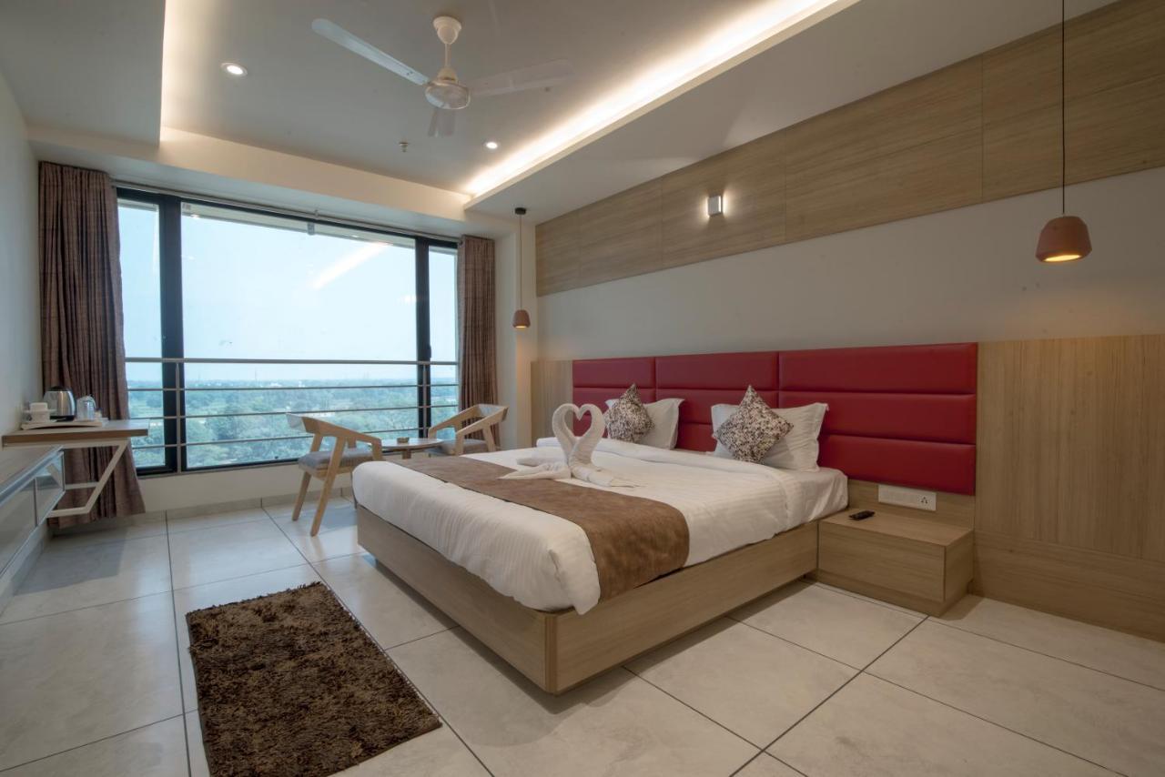 Hotel Silvera Grand 아흐메다바드 외부 사진