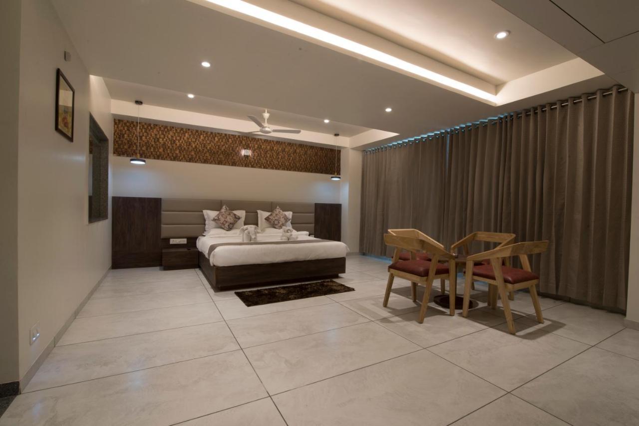 Hotel Silvera Grand 아흐메다바드 외부 사진