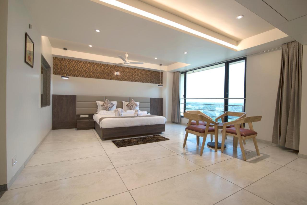 Hotel Silvera Grand 아흐메다바드 외부 사진
