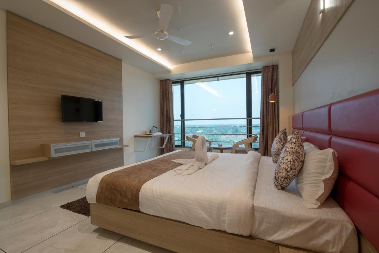 Hotel Silvera Grand 아흐메다바드 외부 사진