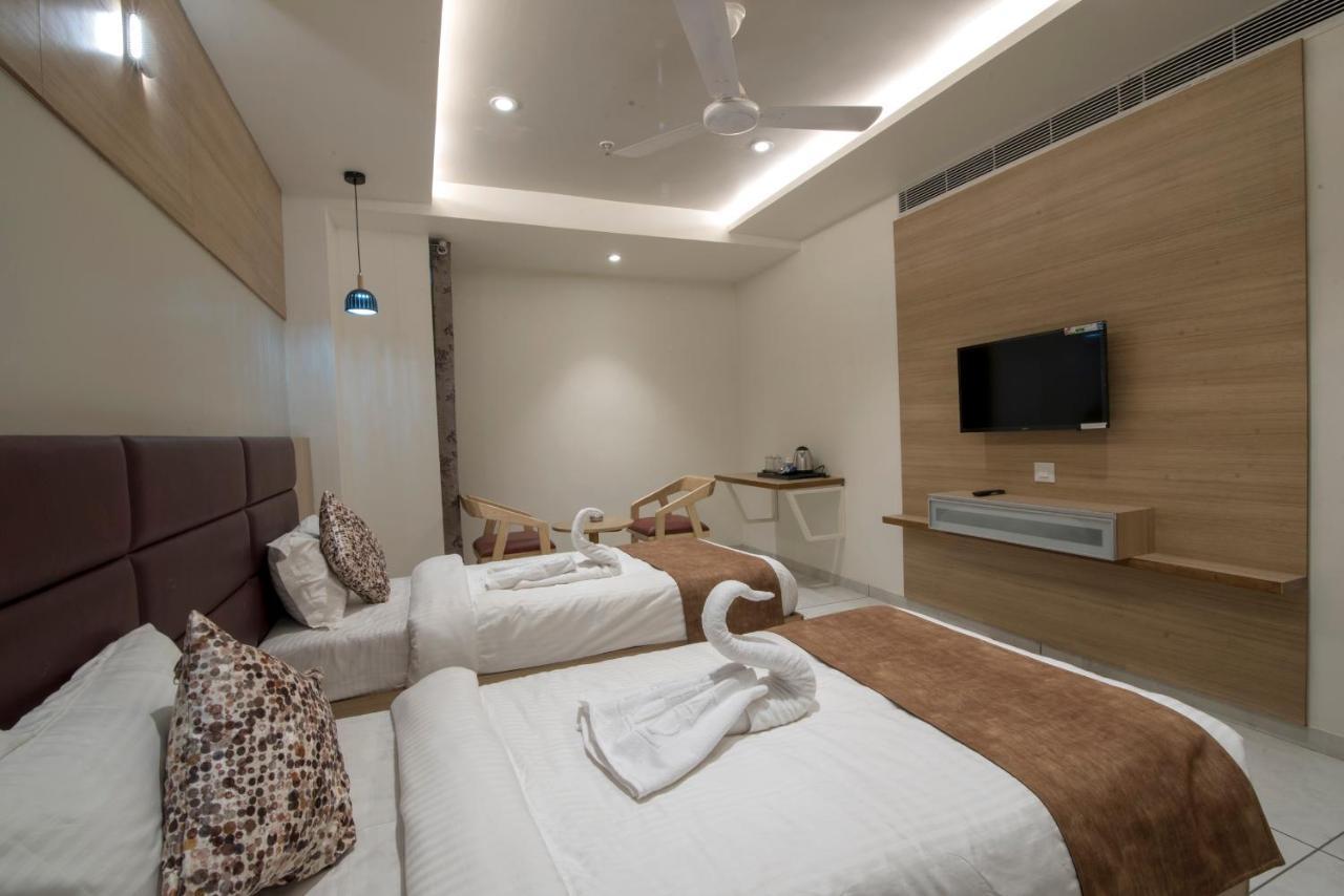 Hotel Silvera Grand 아흐메다바드 외부 사진