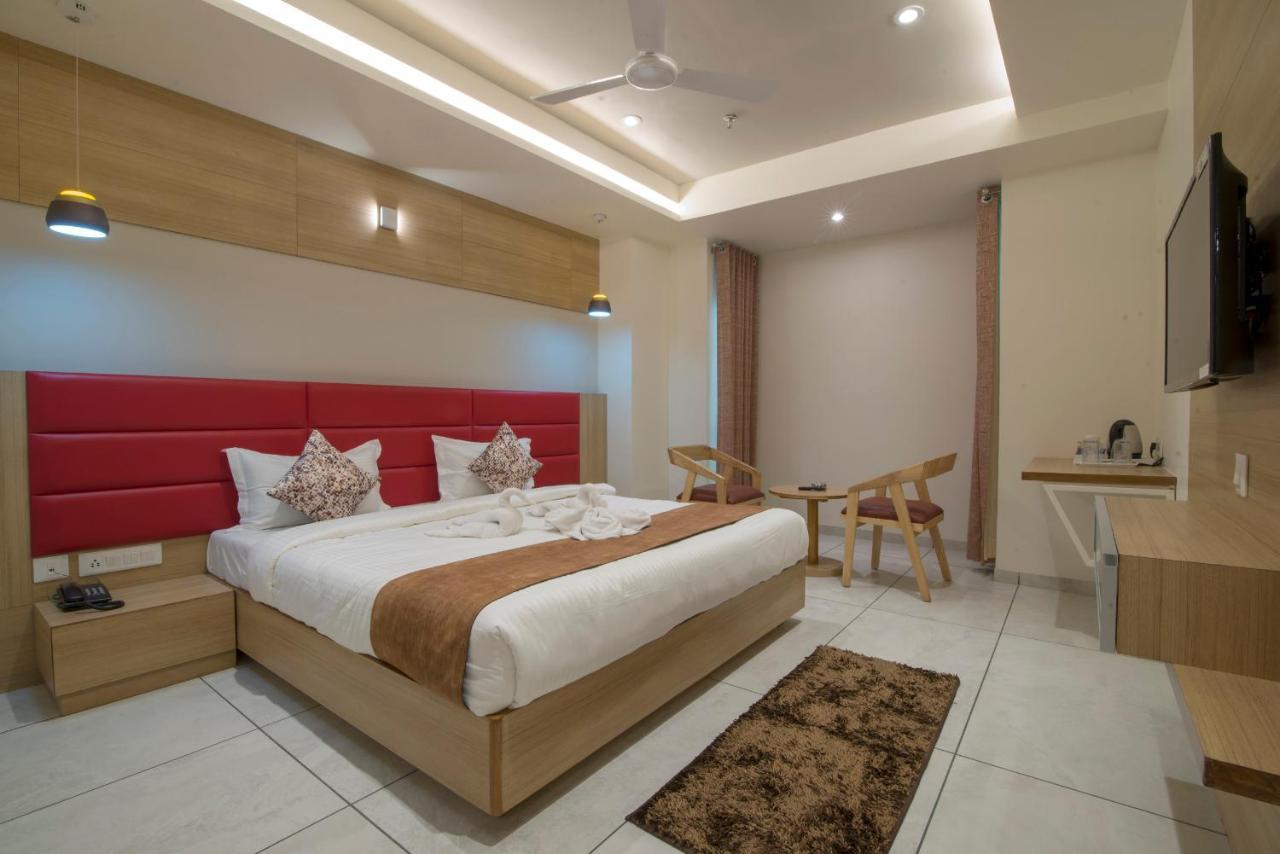 Hotel Silvera Grand 아흐메다바드 외부 사진