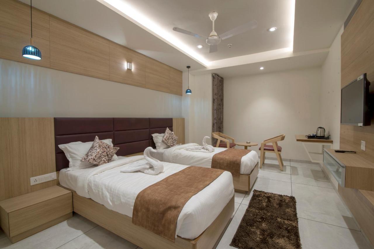 Hotel Silvera Grand 아흐메다바드 외부 사진